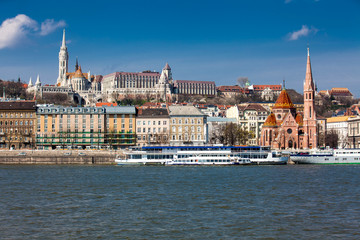 Obraz premium View of the Buda bank of the Danube river at Budapest city in a beautiful early spring day