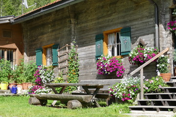 Fototapeta na wymiar Blumenhütte in Tirol