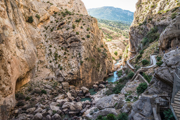 Cuevas en la roca caliza del Caminito del Rey