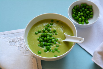 hausgemachte frische Erbsencremesuppe
