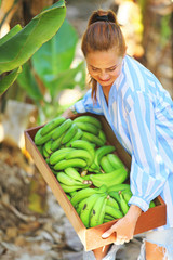 Obraz premium girl with a box of bananas