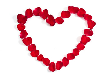 Serce z czerwonych płatków róż © piotrszczepanek