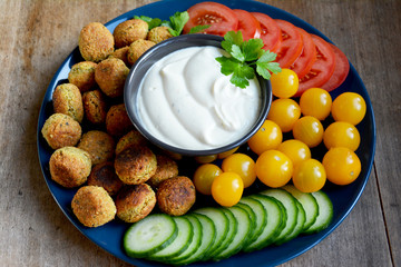 Falafel mit Soße und Rohkost