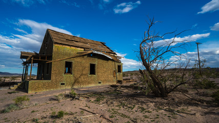 Fototapeta na wymiar An abandoned home in the Mojave desert