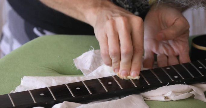 DIY, guitar maintenance, oiling rosewood fretboard at  vintage  style semihollow body electric guitar