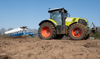 Acker pfl&uuml;gen im Fr&uuml;hjahr