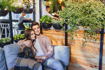 Obraz premium The guy and the girl are hugging in the cafe.