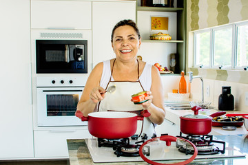 Mulher cozinhando feliz com panelas