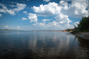 Отражение облаков в воде