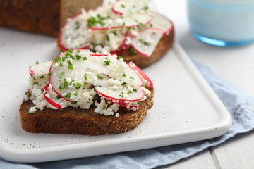 Kanapki, Polish sandwiches with radish and cottage cheese