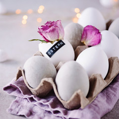 Romantische Ostergrüße mit Eiern aus Beton und rosa Rosen