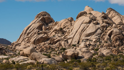 Fototapeta premium Mojave desert with giant granite boulders 
