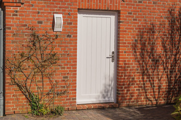 Weiße haustür mit Backstein Fassade