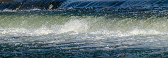 Wasserfall mit einer Welle am Lech