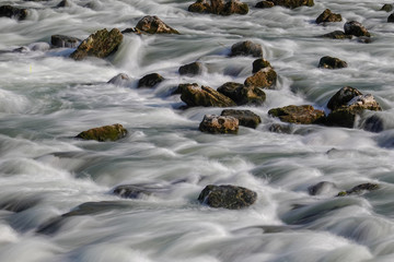 Wasserfall im Lech mit Felsbrocken