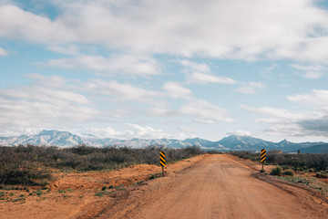 Fototapeta premium Dirt road and mountains in the desert of eastern Arizona