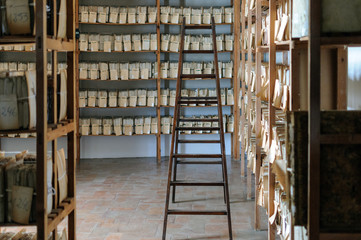 Sala de archivo con estantes de madera 06