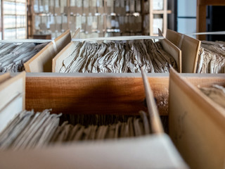 Sala de archivo con estantes de madera 08 © Jonás Torres