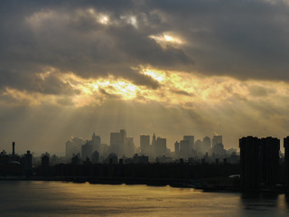 Obraz premium Sun burst over city