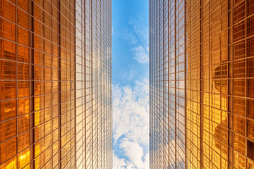 Obraz na płótnie Canvas amazing perspective view of building and blue sky