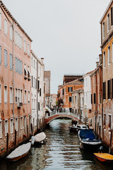 Obraz na płótnie Canvas Wasser Straße mit Booten in Venedig im Sommer 