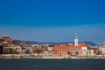 Obraz premium View of the Buda bank of the Danube river at Budapest city in a beautiful early spring day