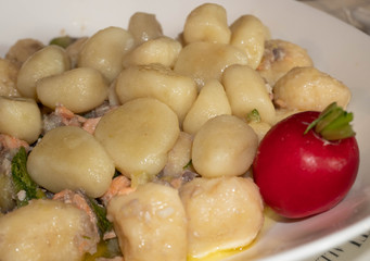 Gnocchi di patate e di ricotta con merluzzo, zucchine e salmone