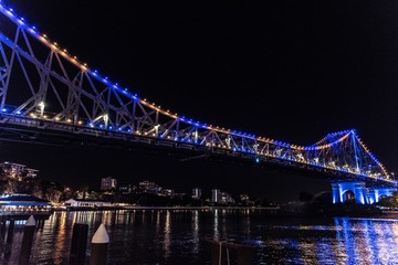 Obraz premium Niebieski i żółty mostek fabularny