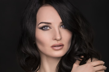 Obraz premium Portret seksownej brunetki z elegancką fryzurą i wieczorowym makijażem