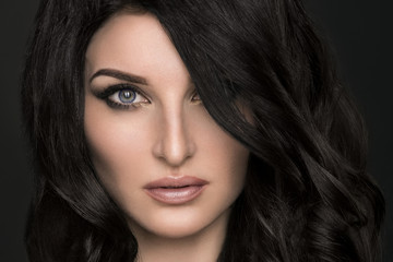 Fototapeta premium Portret seksownej brunetki z elegancką fryzurą i wieczorowym makijażem