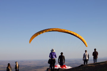 People watching the beginning of another parapenti leap.