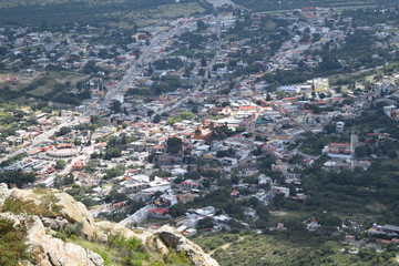 Vista de un pueblo desde las alturas.