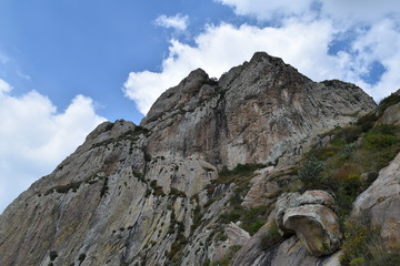 Fototapeta na wymiar Tercer montaña rocosa más grande del mundo.