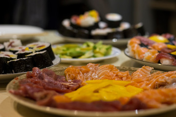 assiette de sashimi et maki