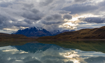 Espejo de Agua - Laguna Amarga - Torres del Paine