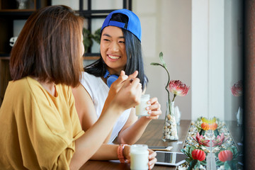 Women breakfasting in cafe