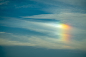 Obraz premium Tęcza na niebieskim niebie