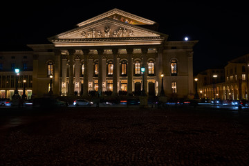 Fototapeta na wymiar Bayerische Staatsoper in München bei Nacht