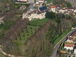 Fototapeta na wymiar vue aérienne du château d'Ambleville dans le Val d'Oise en France