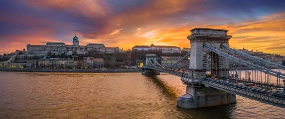 Photo sur Plexiglas Széchenyi lánchíd Budapest, Hongrie - Vue panoramique aérienne du pont à chaînes Szechenyi avec le tunnel de Buda et le palais royal du château de Buda en arrière-plan avec un coucher de soleil coloré et spectaculaire