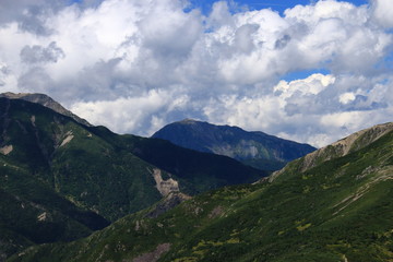 Fototapeta na wymiar 南アルプス光岳への道　縦走路から見る南アルプス南部の山々　悪沢岳遠景