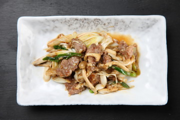 豚タンきのこ炒め