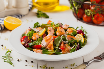Delicious salad with pieces of grilled salmon.