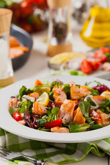 Delicious salad with pieces of grilled salmon.