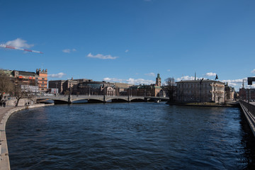 Obraz premium Budynki rządowe i zamek w wiosenny dzień w Sztokholmie,