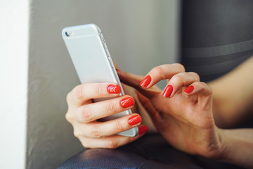 gepflegte Frauenhände mit Smartphone