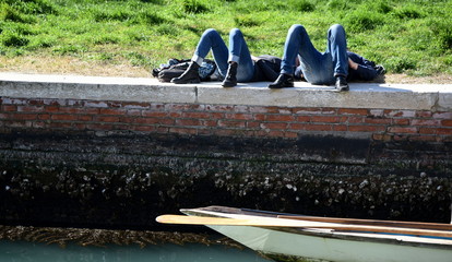 Paar beim Abchillen auf einer Ufermauer