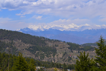 Fototapeta na wymiar snow peaks of HImalaya range , view from shimla 