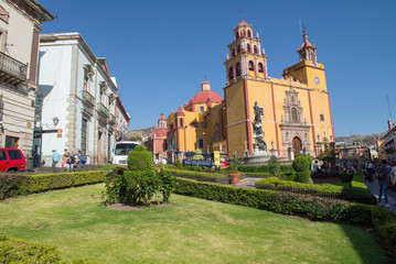 Fototapeta na wymiar La Paz Plaza, main square and its cathedral in Guanajuato city. Mexico