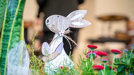 Osterhase aus Holz im Blumenkisterl